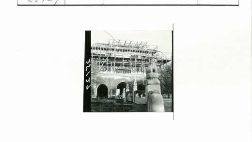 雕刻石桥与在建建筑景观.jpg