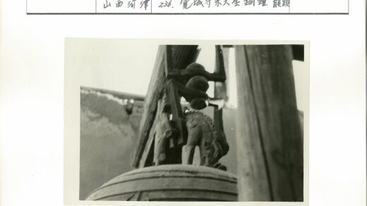 雕刻精美木架大钟特写.jpg