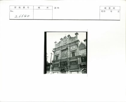 雕刻精美的中式传统建筑立面.jpg