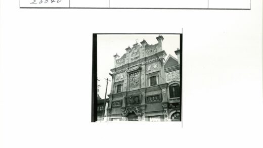 雕刻精美的中式传统建筑立面.jpg