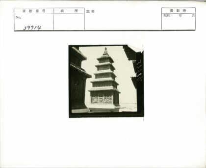 雕刻精美的多层宝塔与邻近建筑.jpg