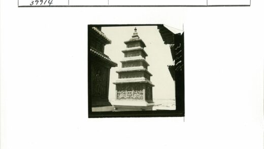 雕刻精美的多层宝塔与邻近建筑.jpg