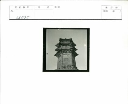 雕刻精美的多层石塔特写.jpg