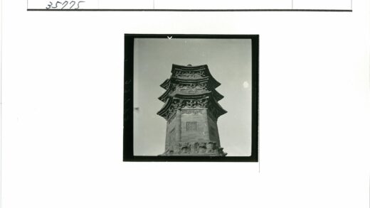 雕刻精美的多层石塔特写.jpg