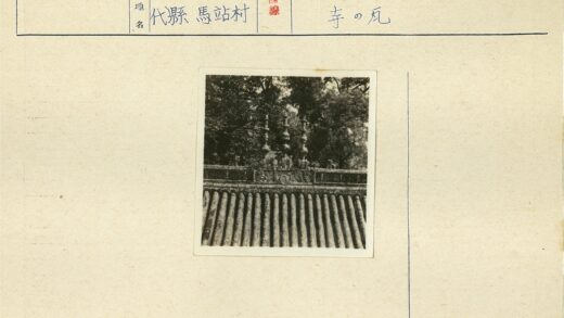 雕刻精美的屋顶装饰与自然背景.jpg