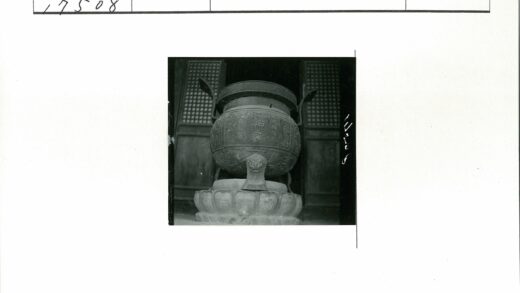 雕石基座华丽金属大锅木门背景.jpg