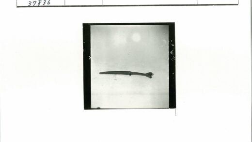 雕花柄匕首水平展示.jpg