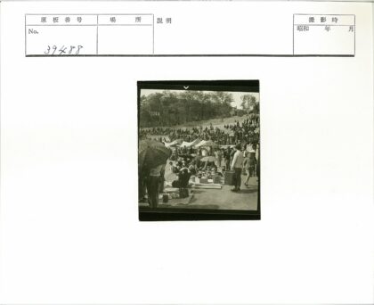 雨中帐篷人群与山坡观众.jpg