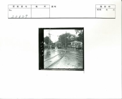 雨中有轨电车与行人街景.jpg