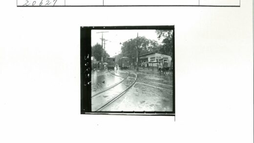 雨中有轨电车与行人街景.jpg