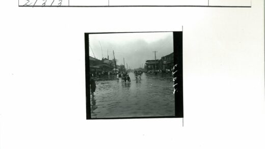 雨中被淹街道行人建筑.jpg