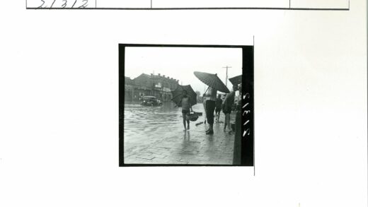 雨伞行人漫步水浸老街.jpg