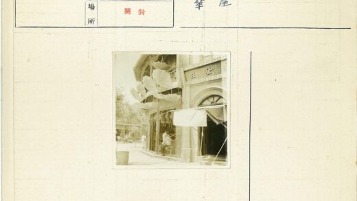 雨伞装饰的繁华街道建筑景观.jpg