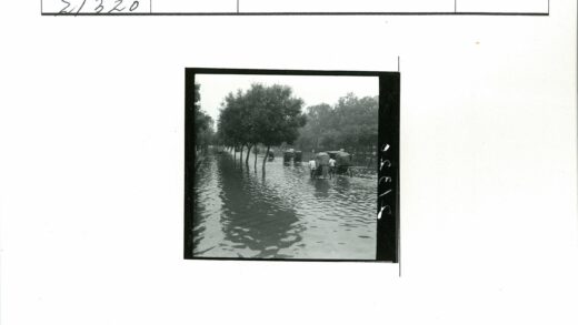 雨天黄包车穿行水淹街道.jpg