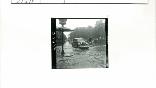 雨天黑色汽车驶过积水街道.jpg