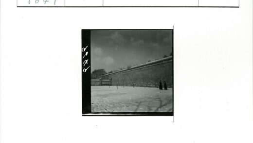 雪中两人砖墙背影.jpg