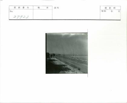 雪中乡村公路独行者.jpg