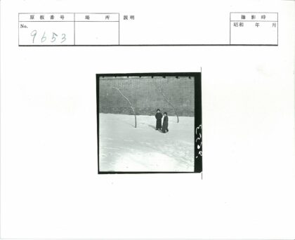 雪中二人与砖墙枯树.jpg