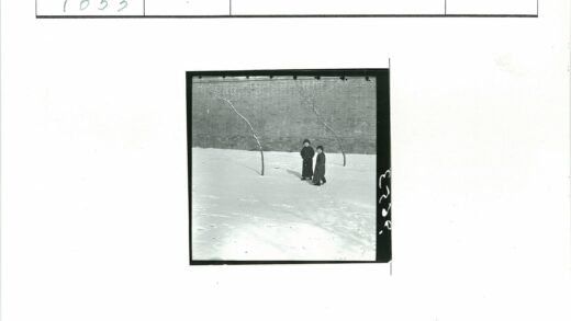 雪中二人与砖墙枯树.jpg