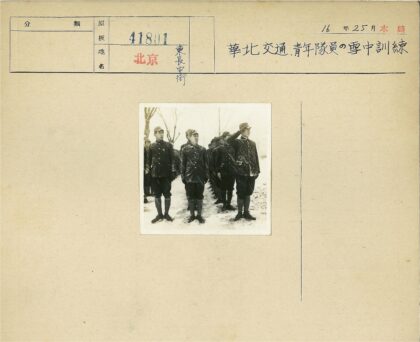 雪中制服敬礼军人.jpg
