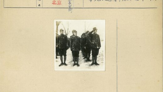 雪中制服敬礼军人.jpg