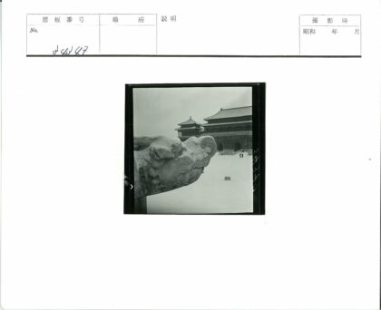 雪中古建与行人.jpg