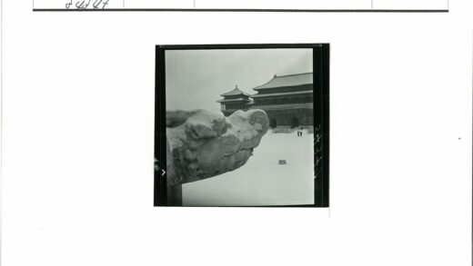 雪中古建与行人.jpg