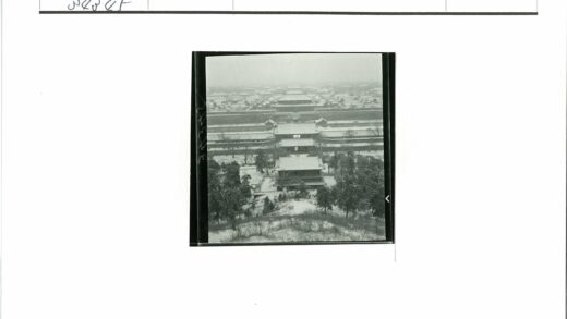 雪中古建与雾霭山林.jpg