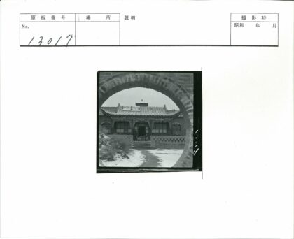 雪中古建拱门入口.jpg