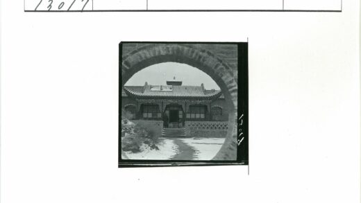雪中古建拱门入口.jpg