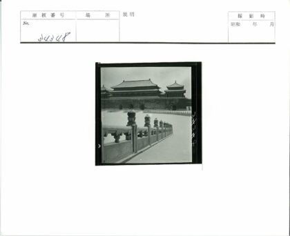 雪中古建筑与栅栏景观.jpg