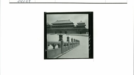 雪中古建筑与栅栏景观.jpg
