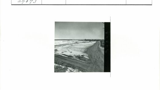 雪中土路与轮胎痕迹延伸.jpg