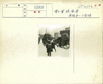 雪中孩童与手推车街景.jpg