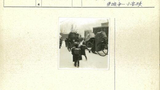 雪中孩童与手推车街景.jpg