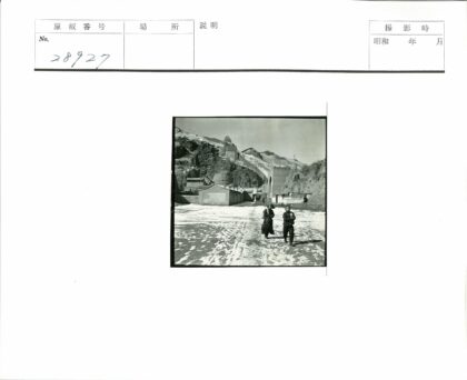 雪中小径与山丘建筑.jpg