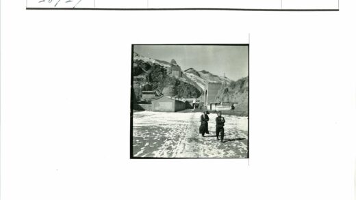 雪中小径与山丘建筑.jpg