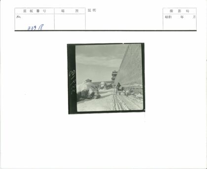 雪中手推车与砖墙小路.jpg