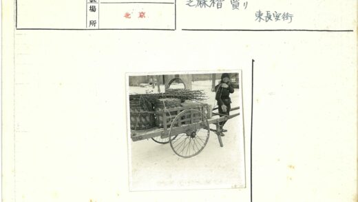 雪中木推车与行人.jpg