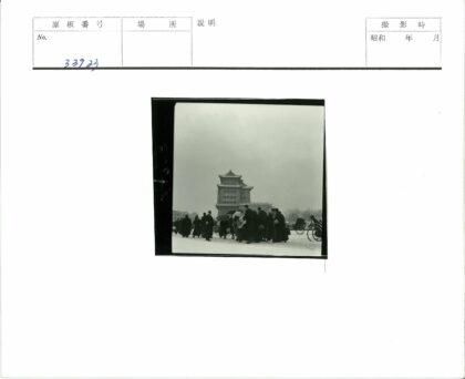 雪中深衣行人传统建筑黄包车.jpg