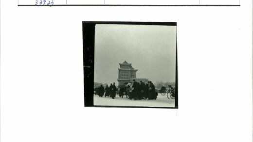 雪中深衣行人传统建筑黄包车.jpg