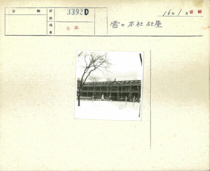 雪中钟楼与冬日雕像.jpg