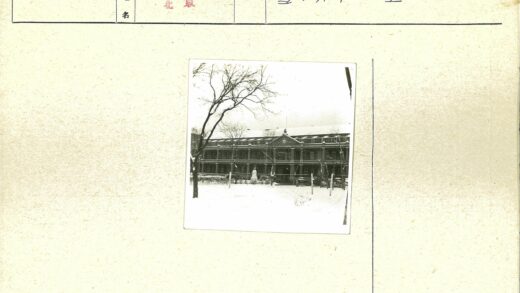 雪中钟楼与冬日雕像.jpg