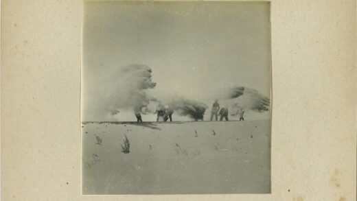 雪中铲雪的人群.jpg