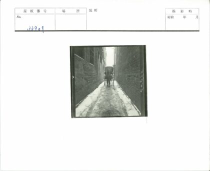 雪中马车穿砖巷.jpg