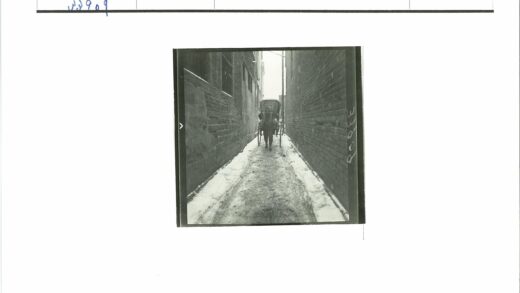 雪中马车穿砖巷.jpg