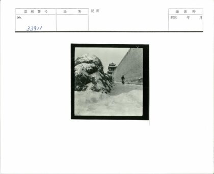 雪中骑行者与石墙草堆.jpg