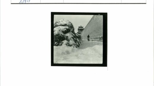 雪中骑行者与石墙草堆.jpg