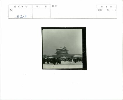 雪中黄包车与传统建筑.jpg