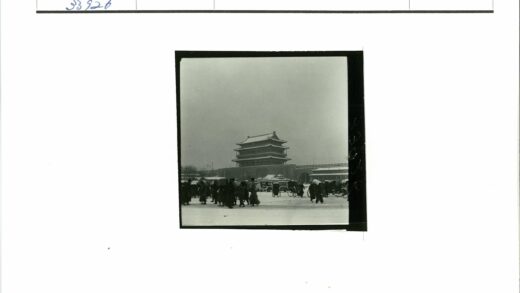 雪中黄包车与传统建筑.jpg